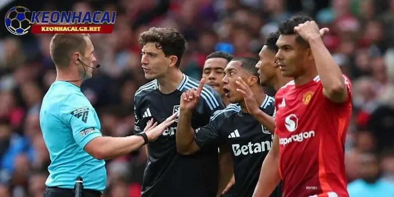 Aston Villa quyết định đệ đơn kiện trọng tài trong trận đấu vòng 38 Aston Villa quyết định đệ đơn kiện trọng tài trong trận đấu vòng 38
